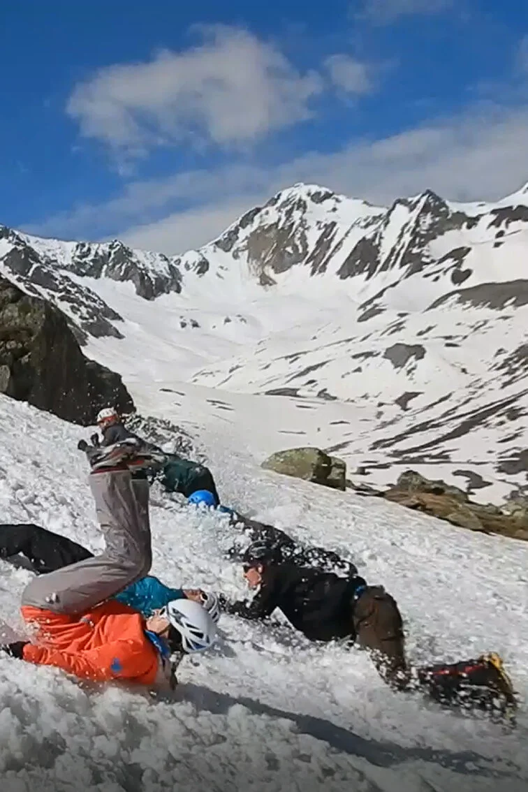 © DAV Gangkofen -  Sturz auf dem Rücken - Stoppen durch Überschlag