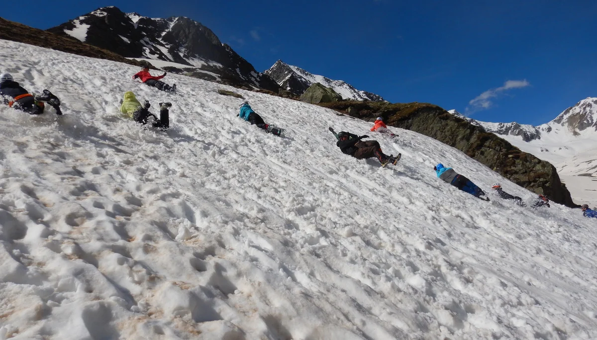 © DAV Gangkofen - Abrutschen auf dem Rücken - Kopf oben