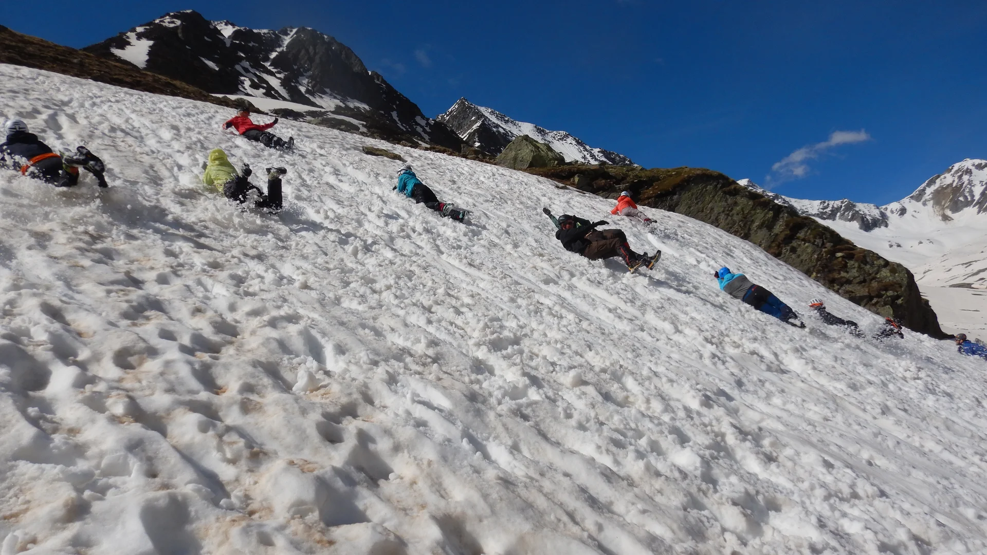 © DAV Gangkofen - Abrutschen auf dem Rücken - Kopf oben