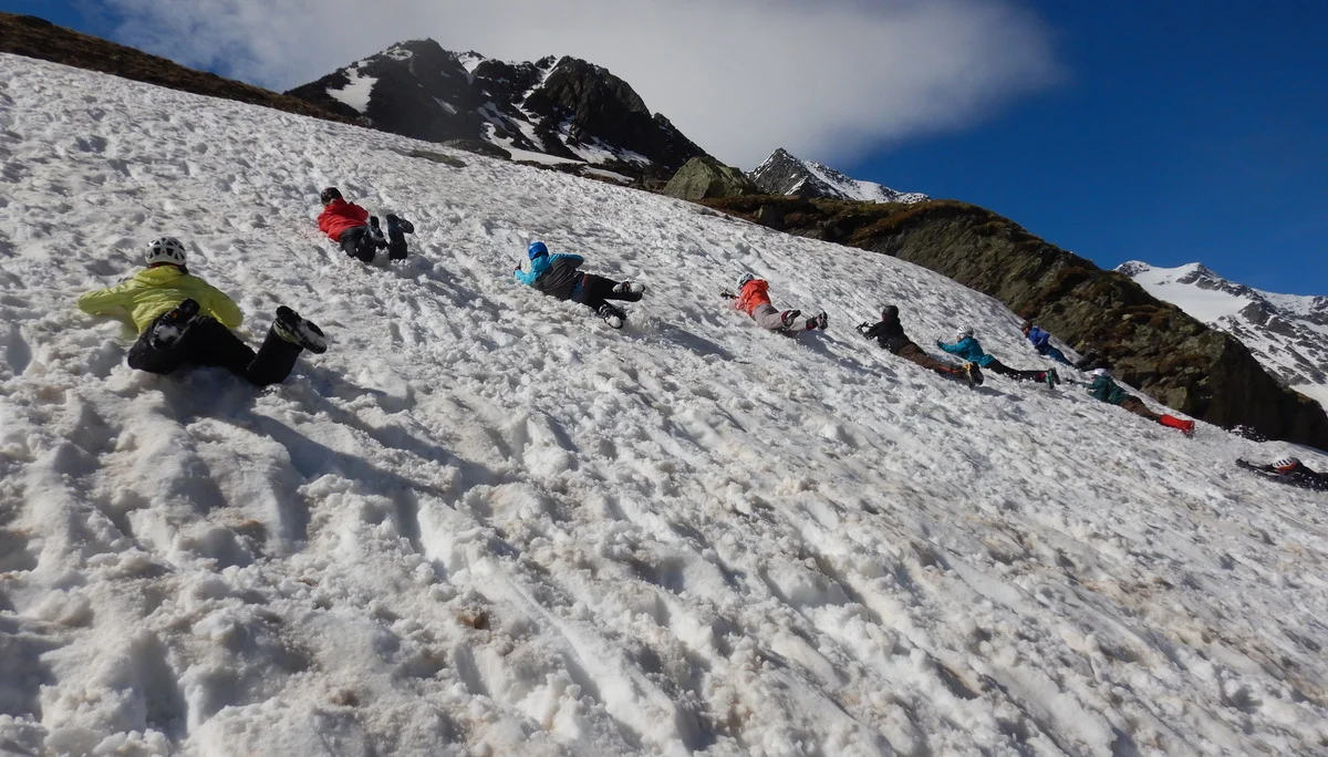 © DAV Gangkofen - Bremsen mit Hilfe des Pickels (Pickel Rettungsgriff)