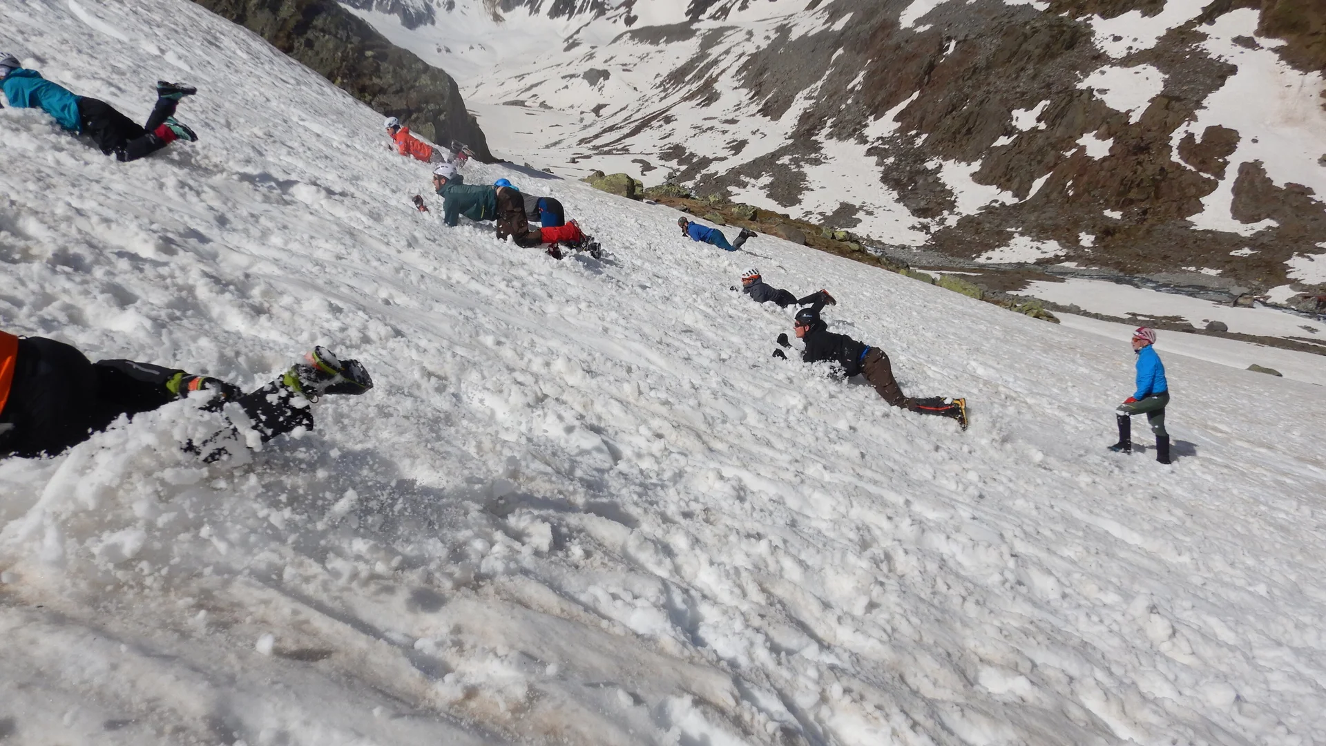 © DAV Gangkofen -  Phase 3: mit Ellebogen und Knie bremsen