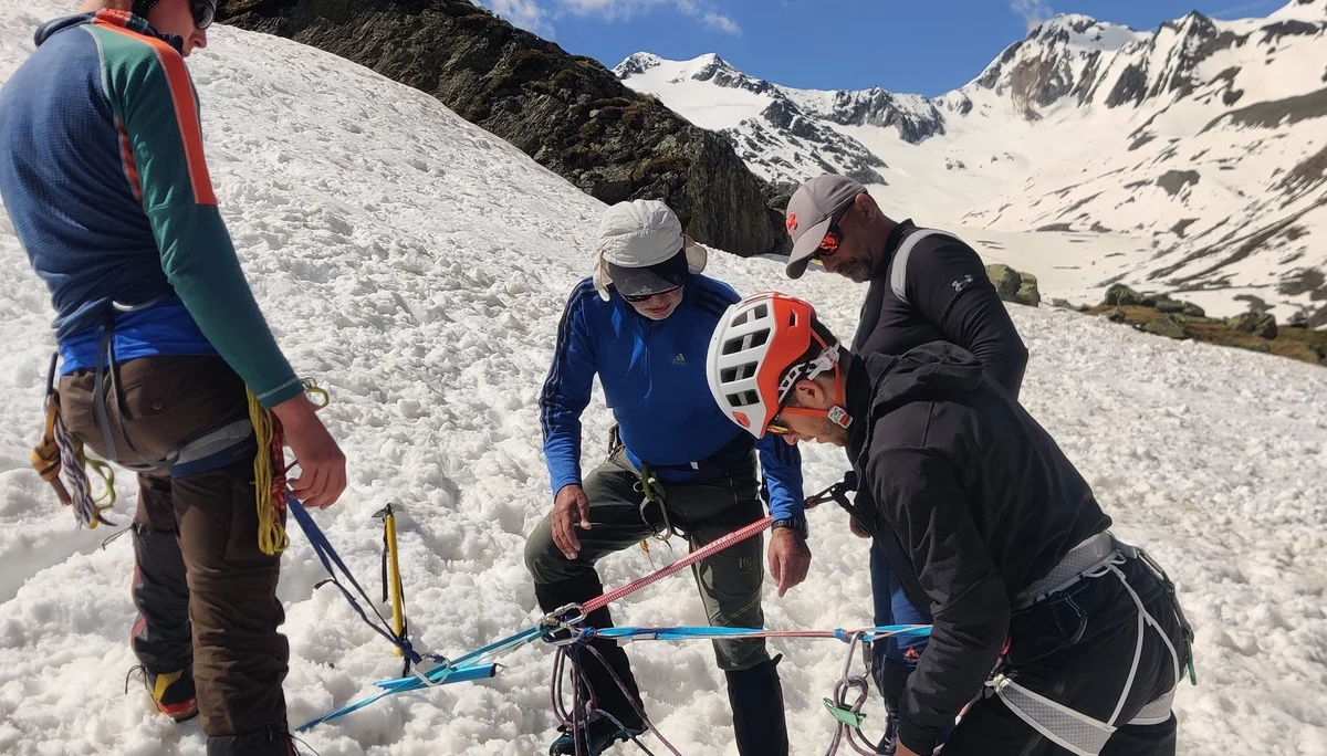 © DAV Gangkofen - Aufstieg am einem Fixseil und abseilen