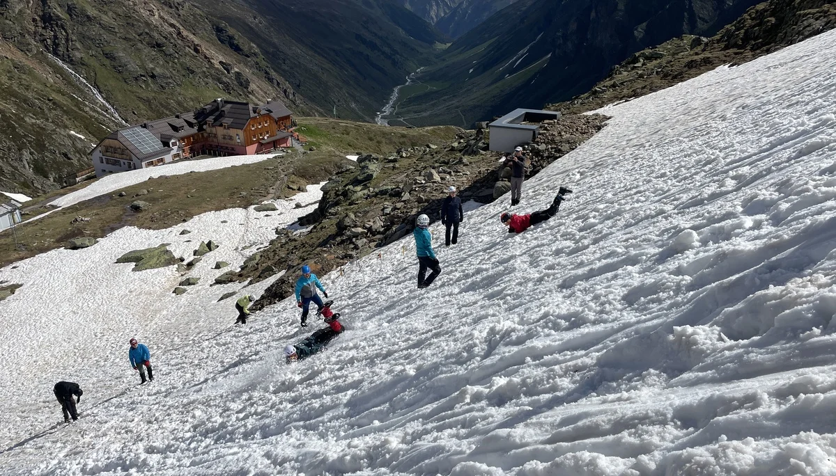 © DAV Gangkofen - auf dem Bauch mit Kopf nach unten ist am schwierigsten, den Körper unter Kontrolle zu bekommen
