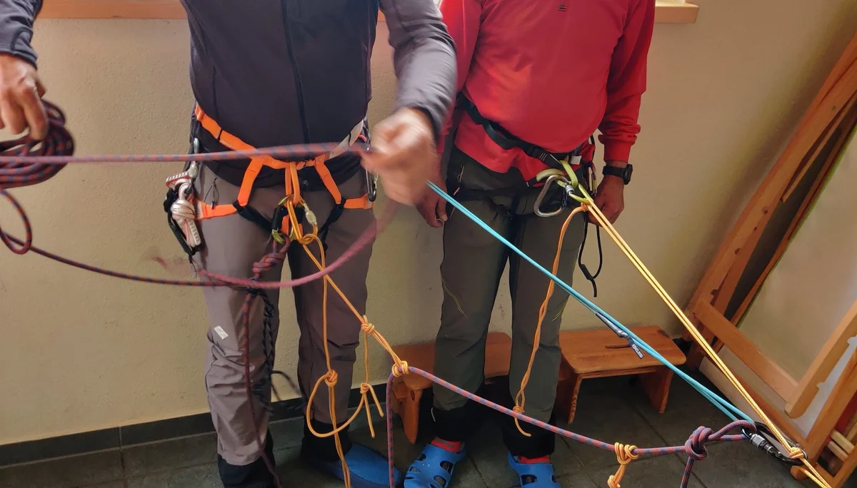 © DAV Gangkofen Ausbilder Michael und Max beim Aufbau eines Expressflaschenzugs