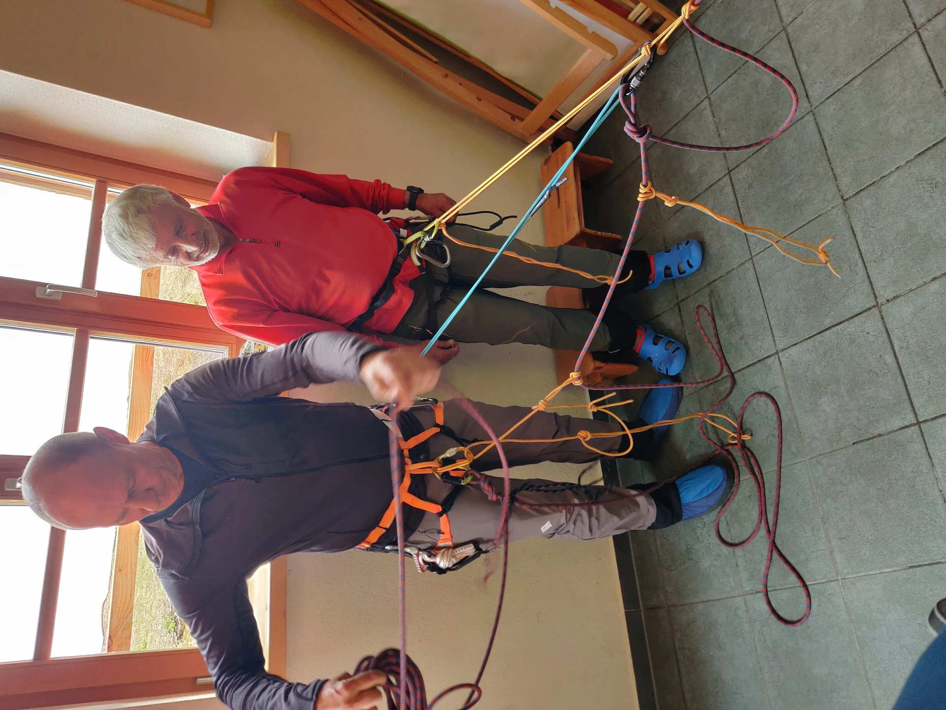 © DAV Gangkofen Ausbilder Michael und Max beim Aufbau eines Expressflaschenzugs