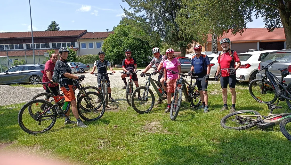 © DAV Gangkofen (die Gruppe am Sportplatz Binabiburg)