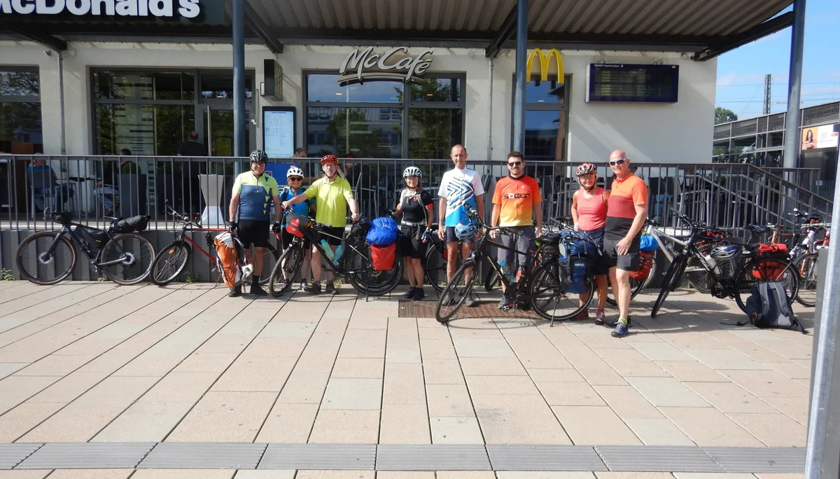 © DAV-Gangkofen "Die Gruppe am Bahnhof Rosenheim"