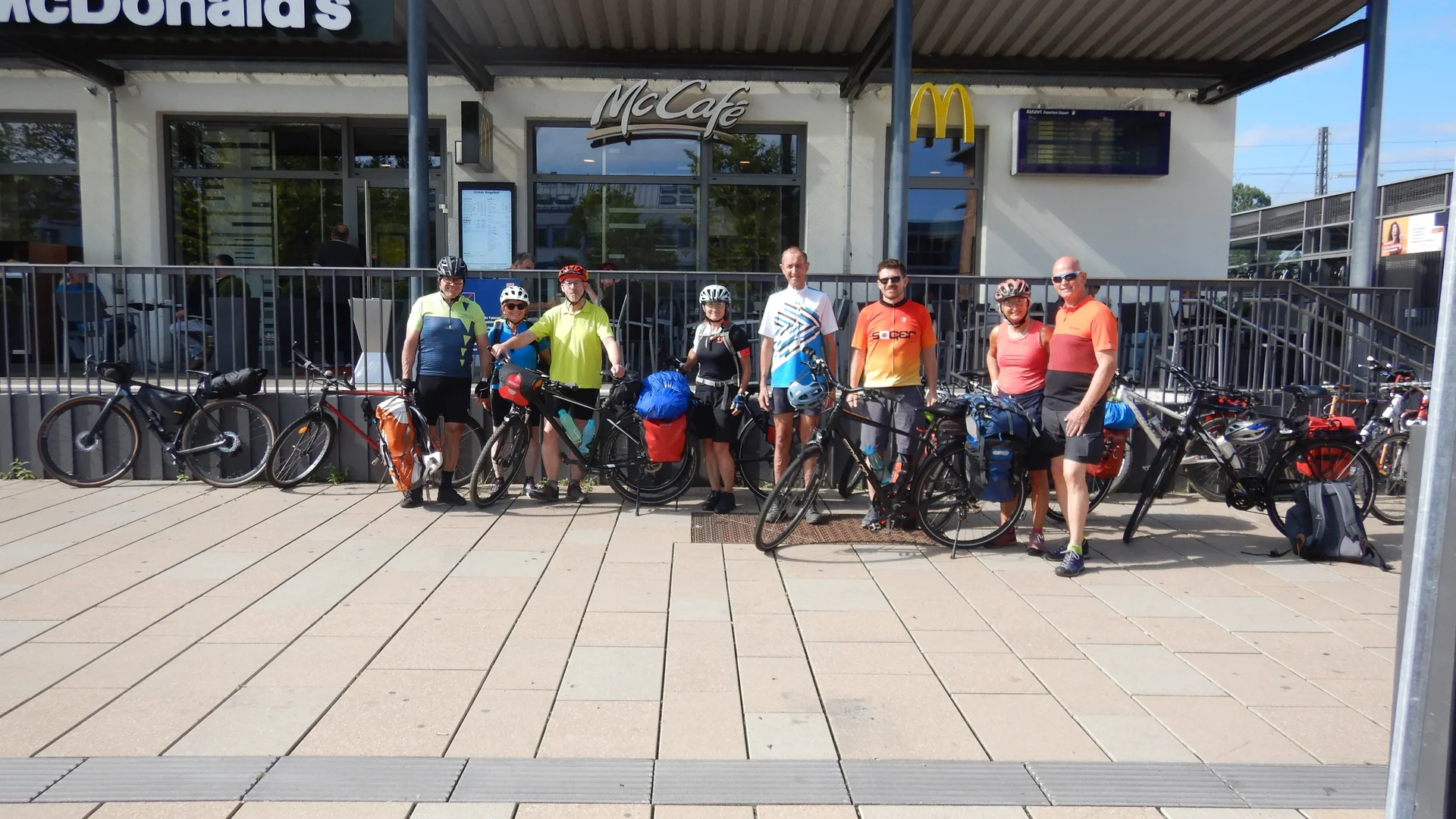 © DAV-Gangkofen "Die Gruppe am Bahnhof Rosenheim"