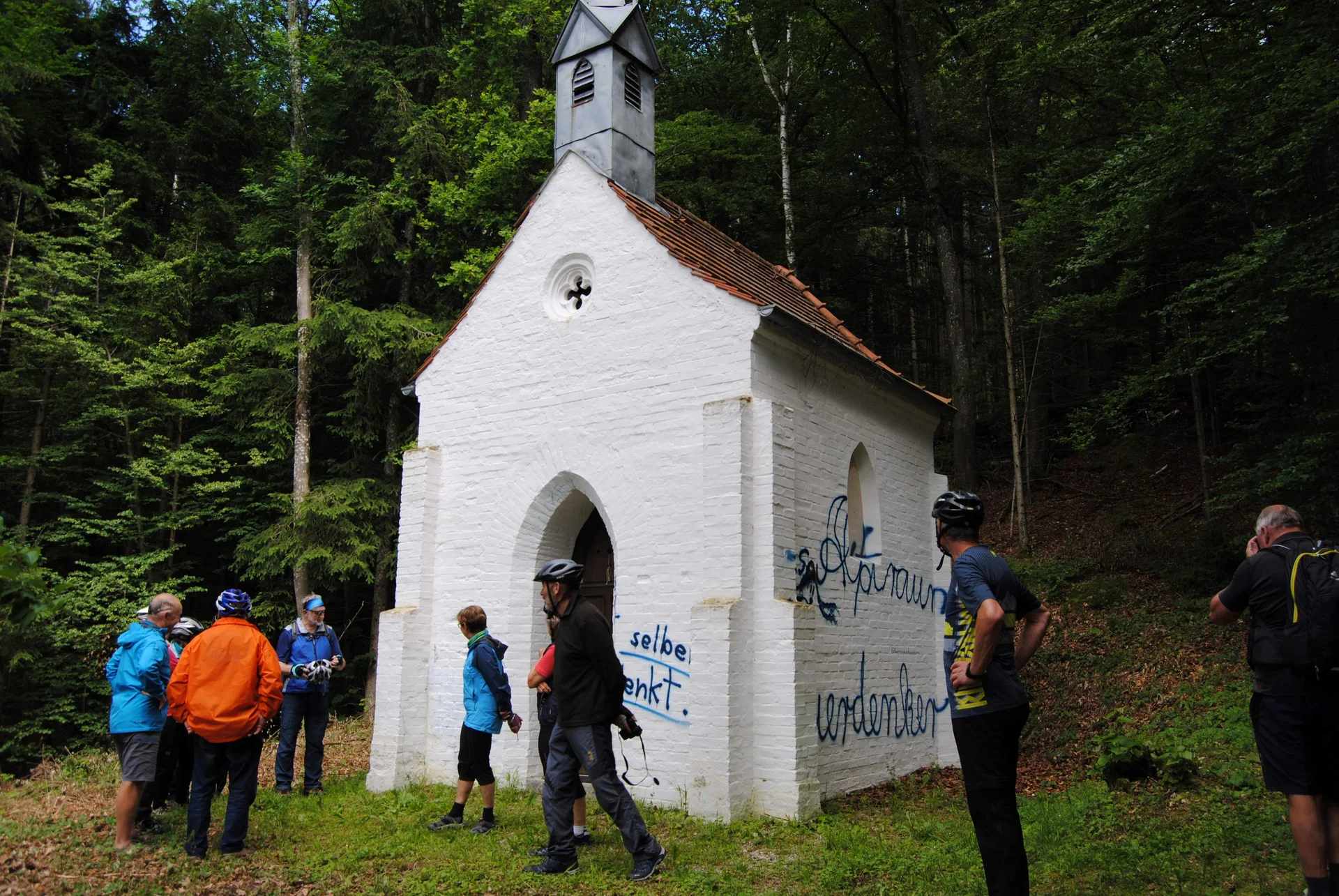 © (DAV Gangkofen) Verunstaltete Hubertuskapelle