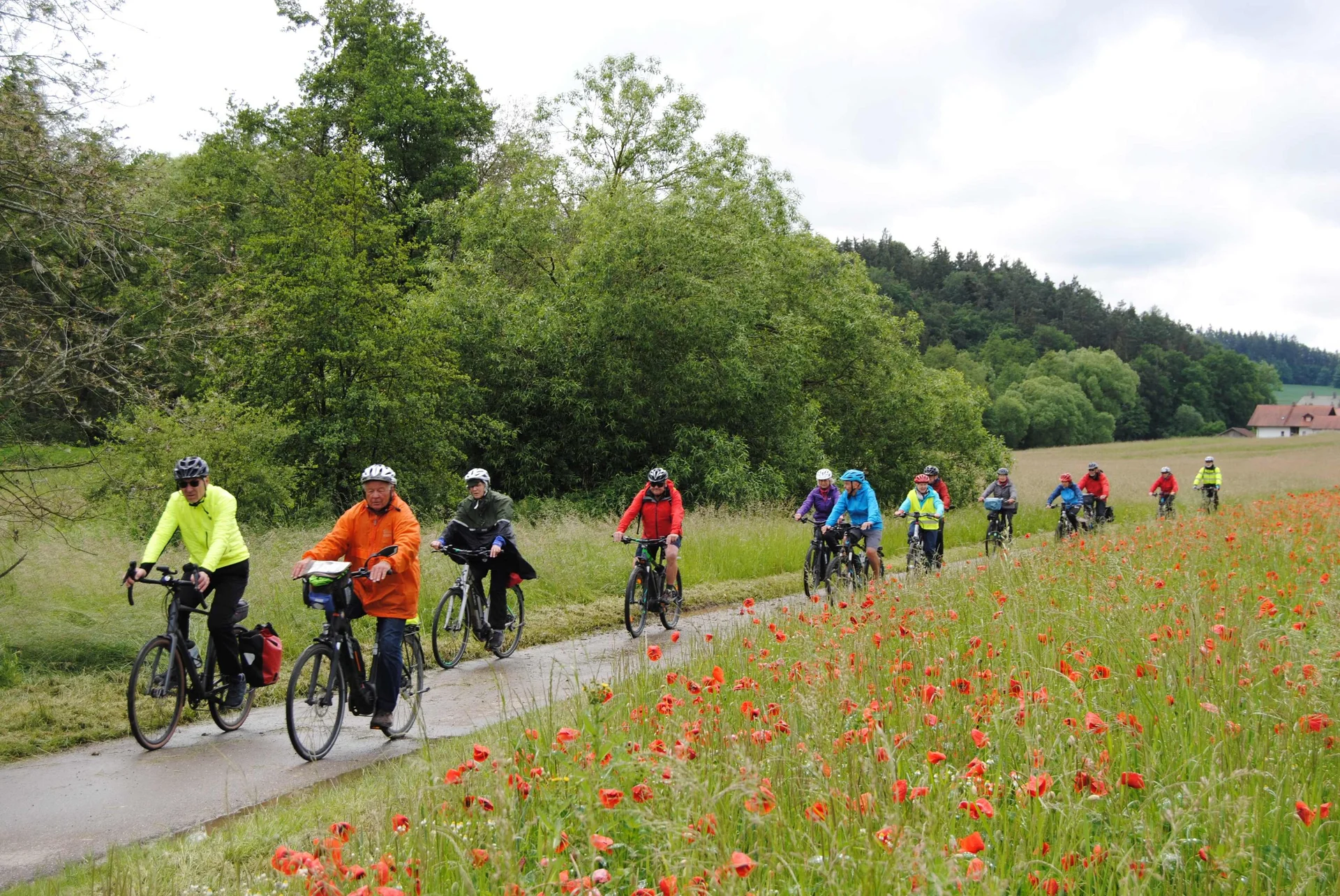 © (DAV Gangkofen) Auf dem Radweg durchs Aichbachtal
