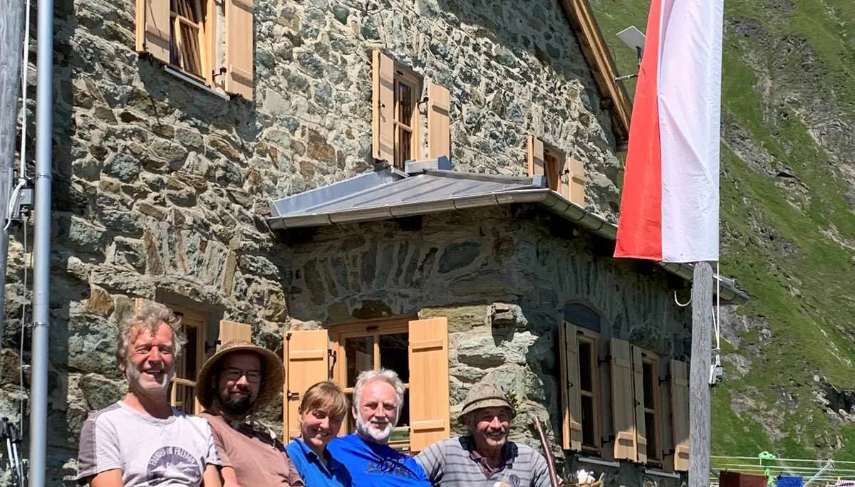 © Klaus Mölzl "Abschiedsfoto mit Hüttenwirtin Antje auf dem neu aufgestelltem Hüttenbankerl"