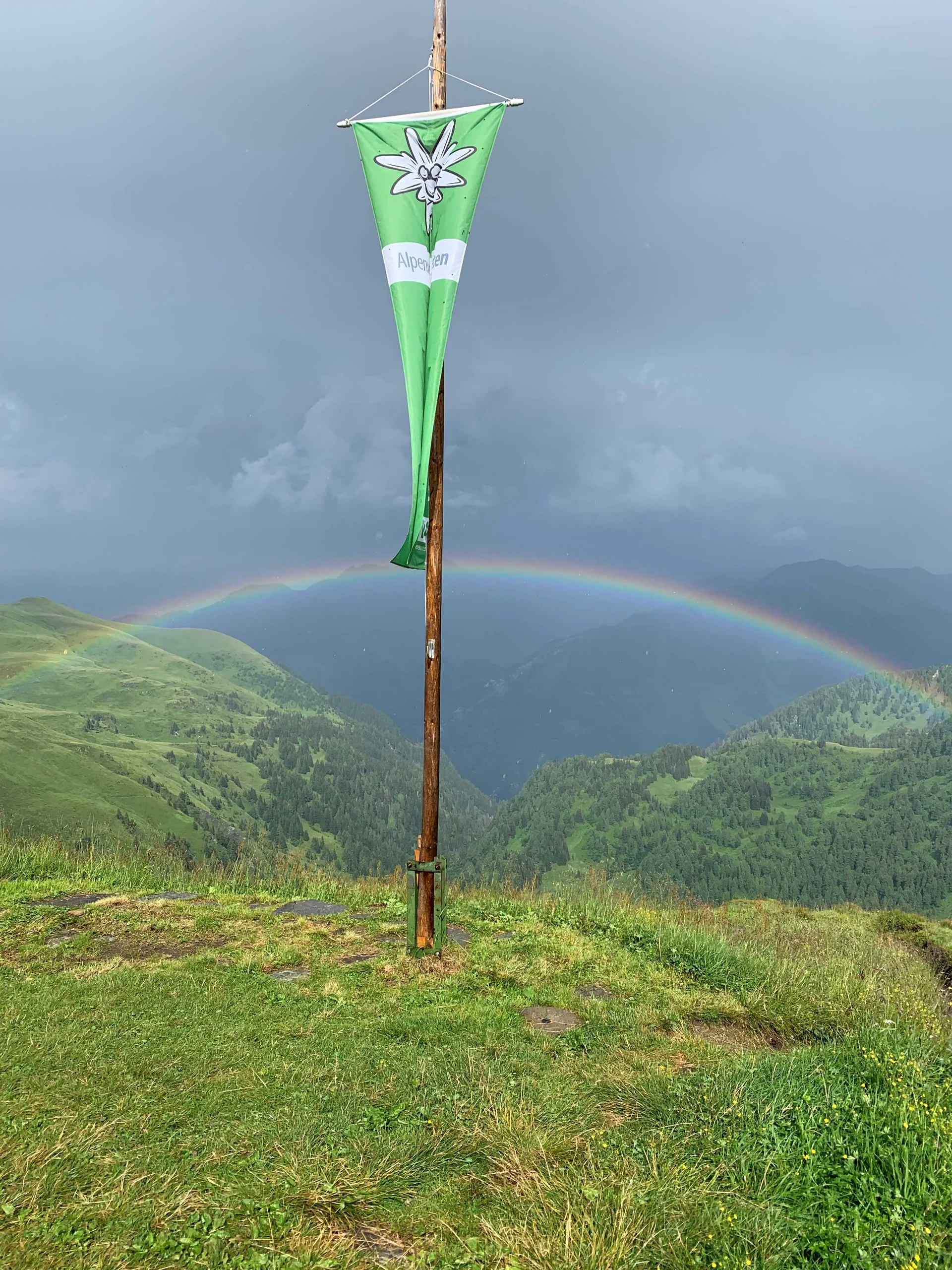 © Klaus Mölzl "Hüttenfahne mit Regenbogen am Nachmittag"