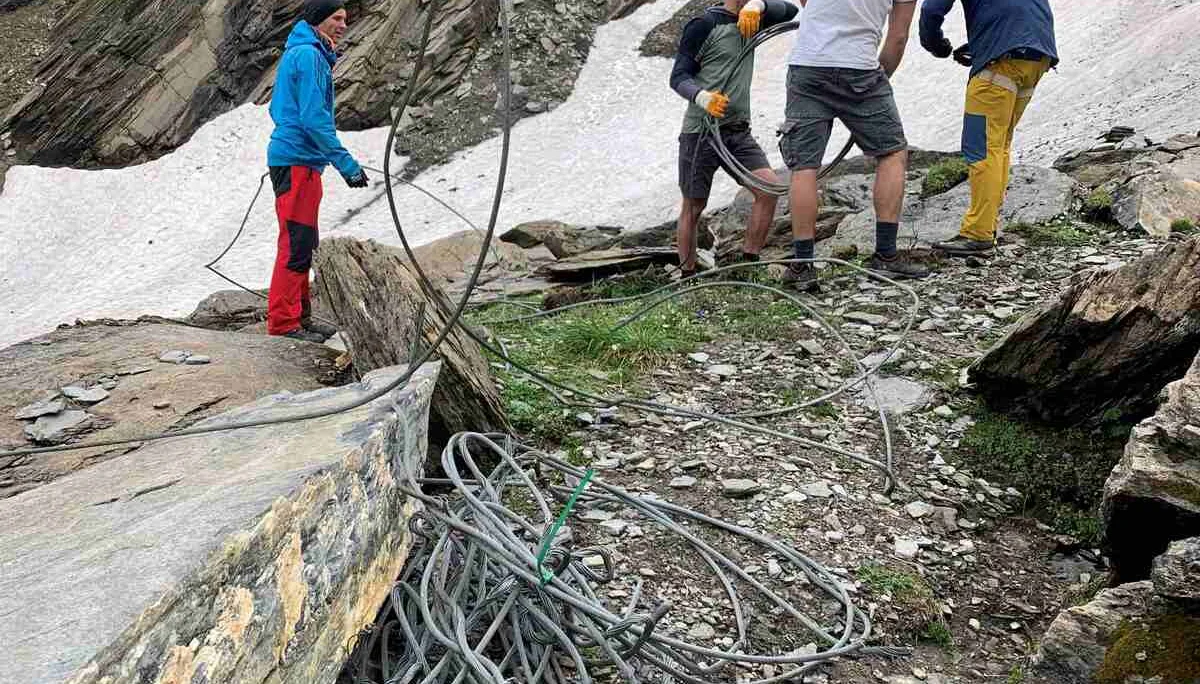 © Klaus Mölzl "Sammelplatz der alten Stahlseile vor Einstieg untere Jägerscharte 2350m"