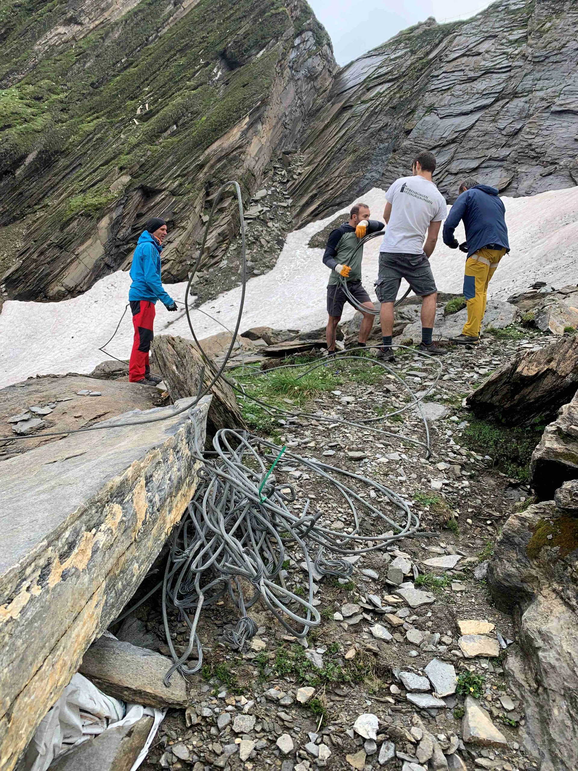 © Klaus Mölzl "Sammelplatz der alten Stahlseile vor Einstieg untere Jägerscharte 2350m"