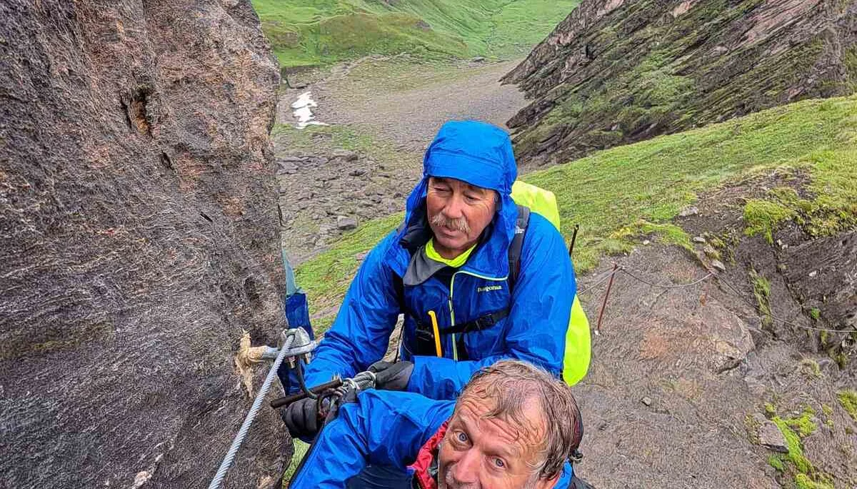 © Klaus Mölzl "Demontage der alten Stahlseile im Bereich Spitzbrett ca 2600m bei Regen"