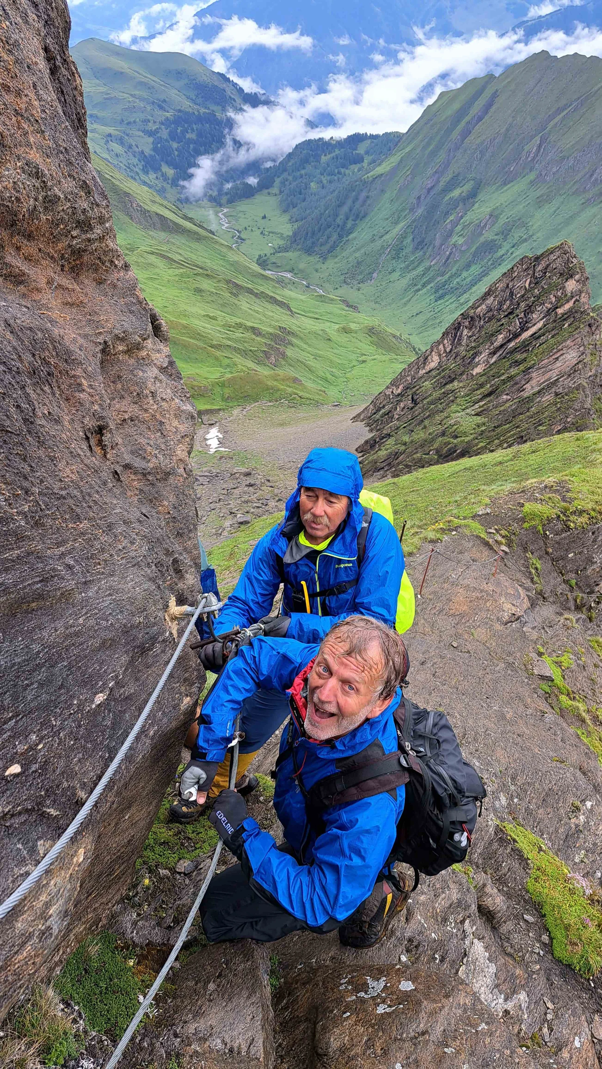 © Klaus Mölzl "Demontage der alten Stahlseile im Bereich Spitzbrett ca 2600m bei Regen"