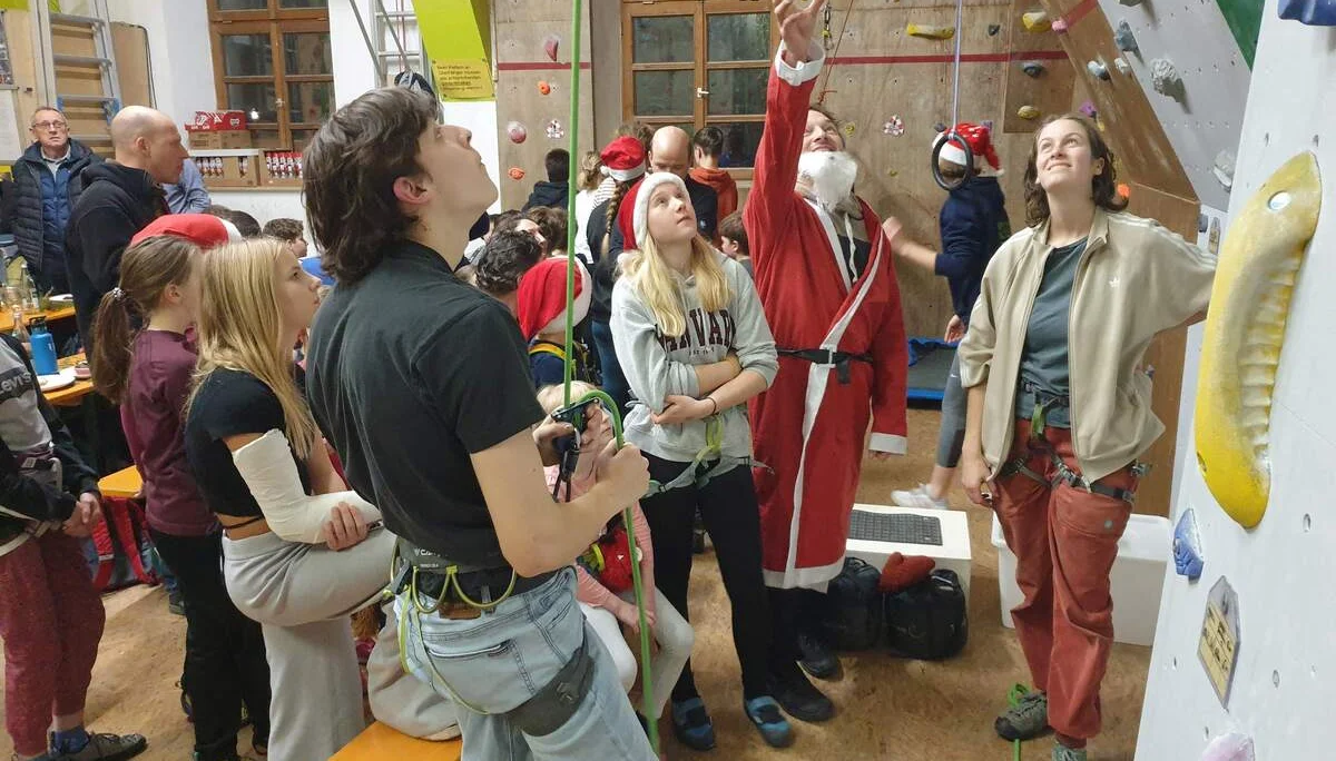 © (DAV Gangkofen) Der Nikolaus musste eingekleidet werden.