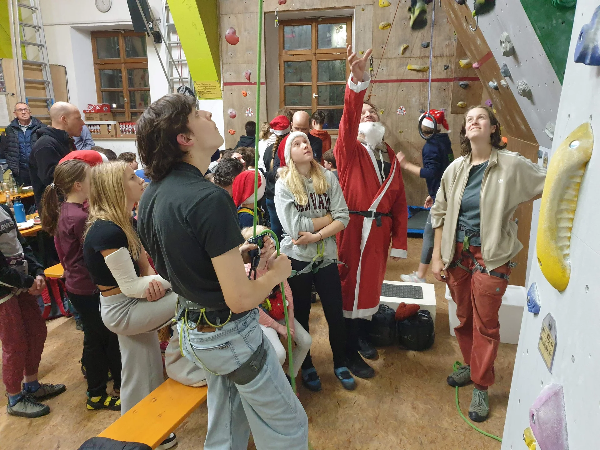 © (DAV Gangkofen) Der Nikolaus musste eingekleidet werden.