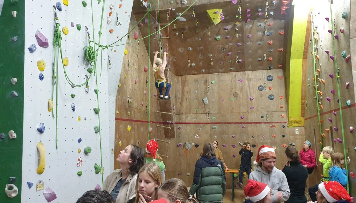 © (DAV Gangkofen) Auf die Hängeleiter - war knifflig.