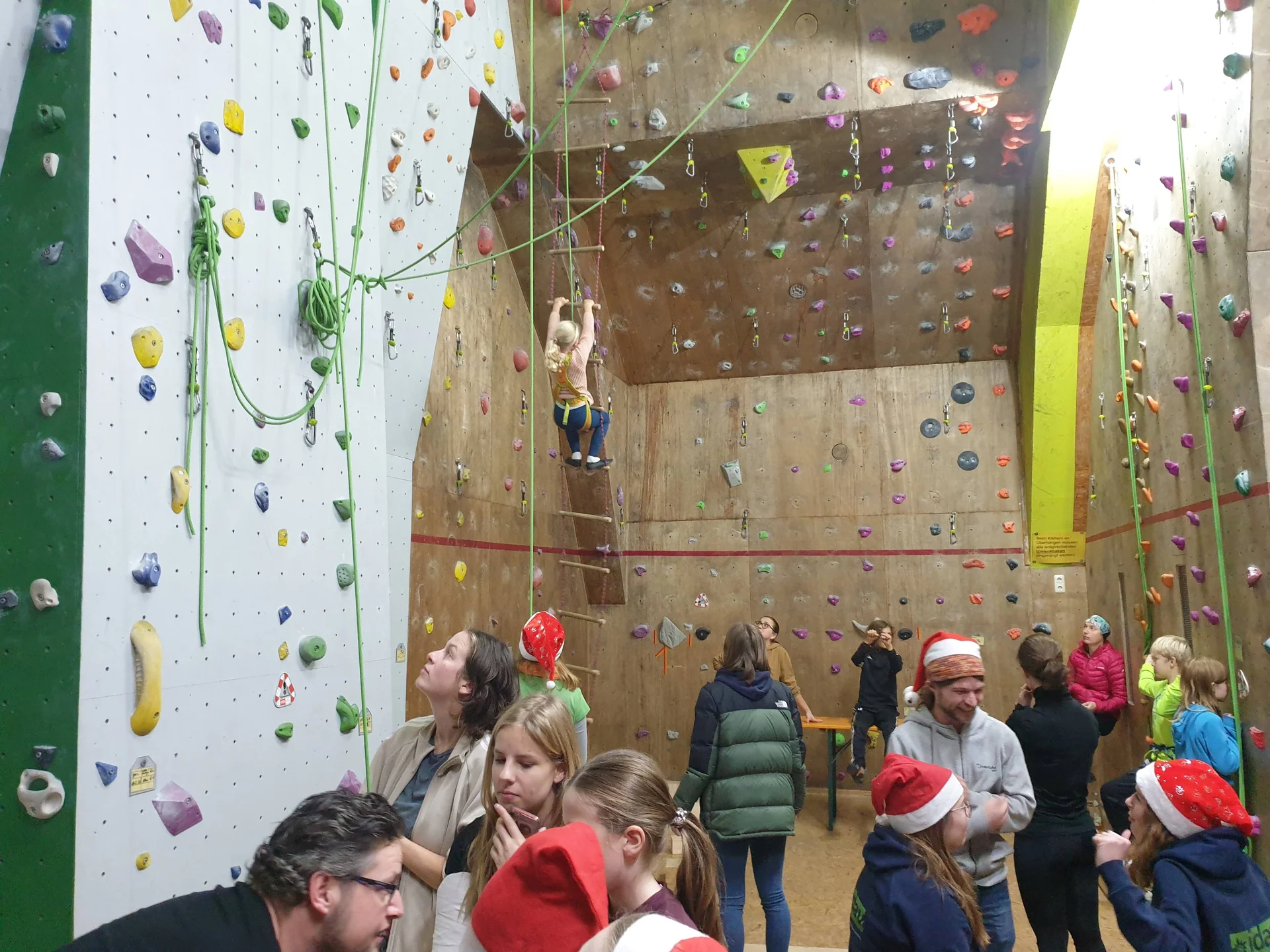 © (DAV Gangkofen) Auf die Hängeleiter - war knifflig.