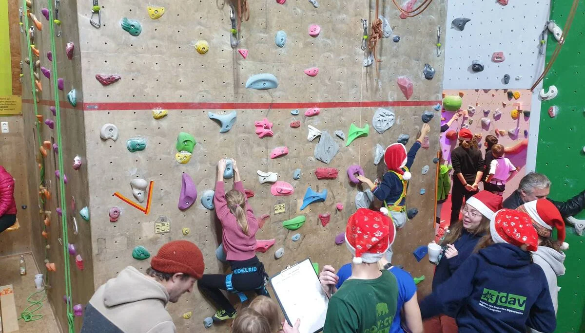 © (DAV Gangkofen) Boulderparcours - möglichst wenige Griffe verwenden!