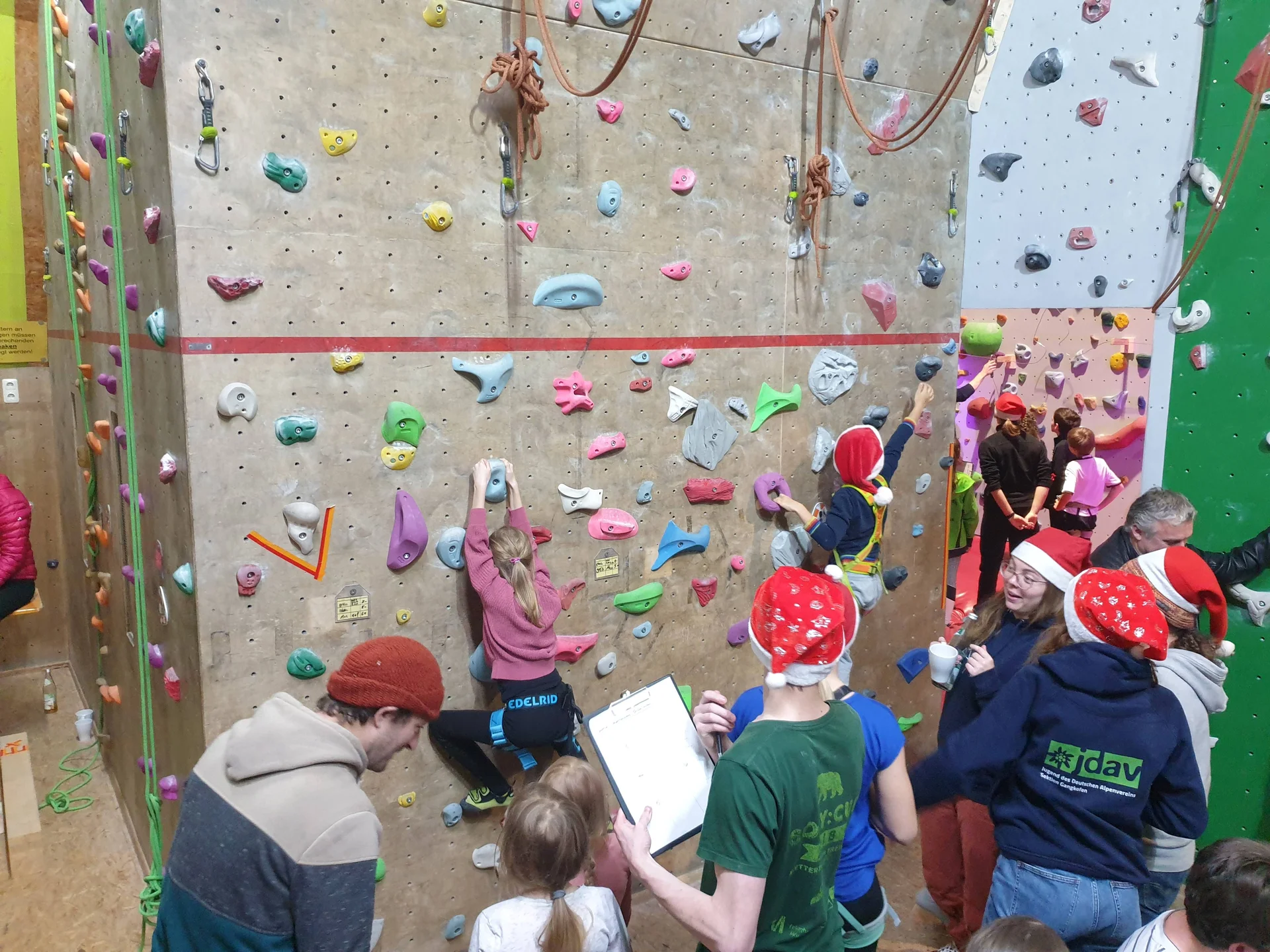 © (DAV Gangkofen) Boulderparcours - möglichst wenige Griffe verwenden!