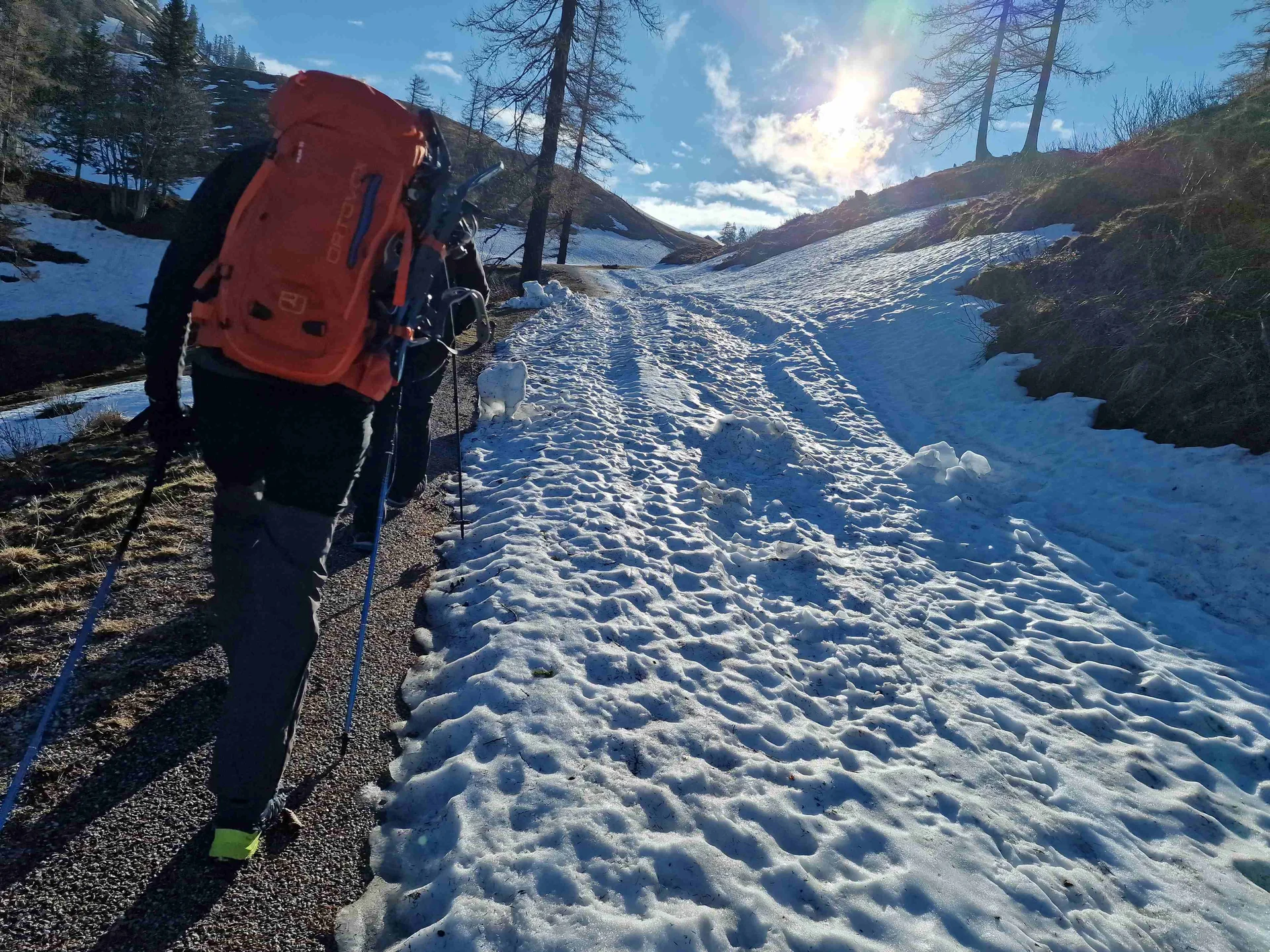 © Martin Götz (Fast 500 Höhenmeter ging es mit den Schneeschuhen am Rucksack bergauf)