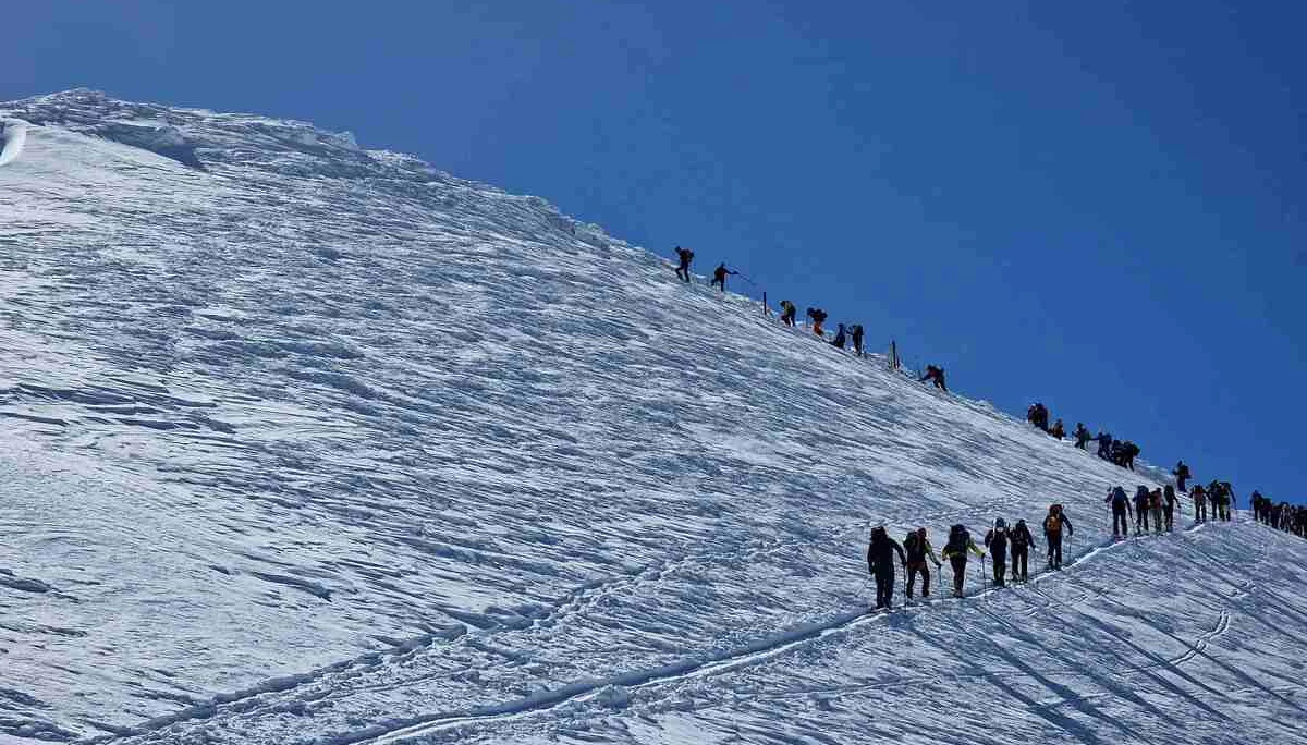 © (Martin Götz) Die italienische Tourengruppe im Aufstieg zum Gipfel