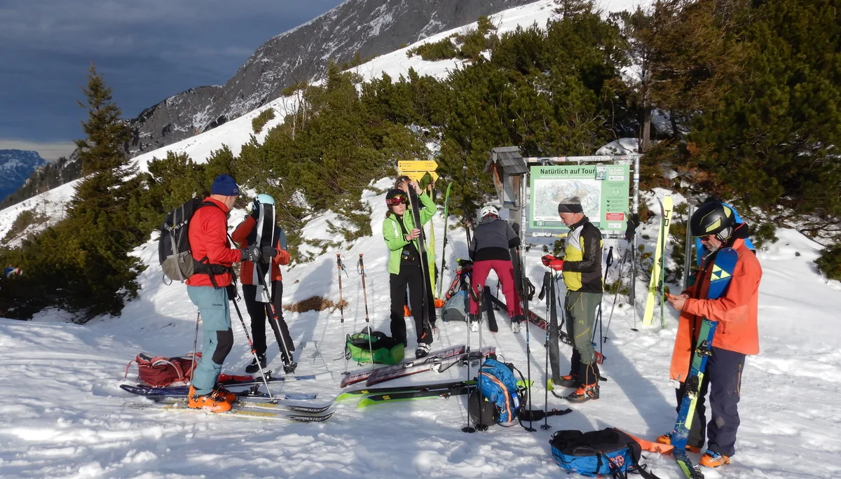 © (DAV-Gangkofen) zurück am Sattel werden die Felle abgezogen