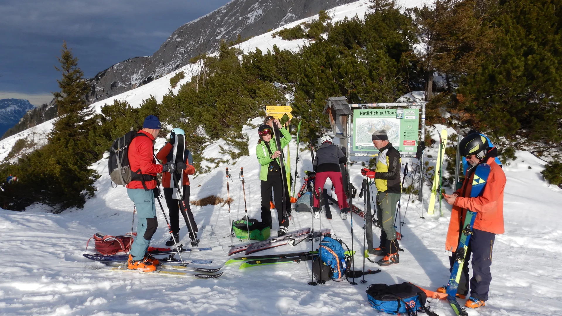 © (DAV-Gangkofen) zurück am Sattel werden die Felle abgezogen
