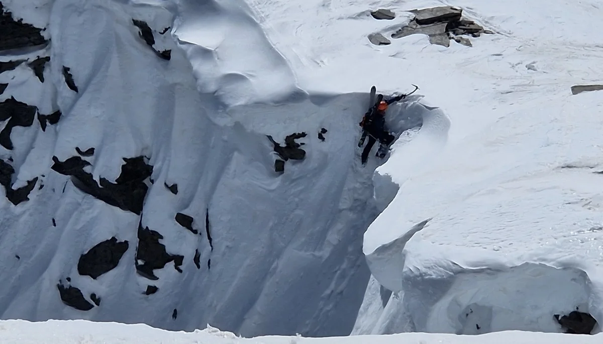 Einer kommt die Nordwandrinne hoch | © Max Altmannshofer