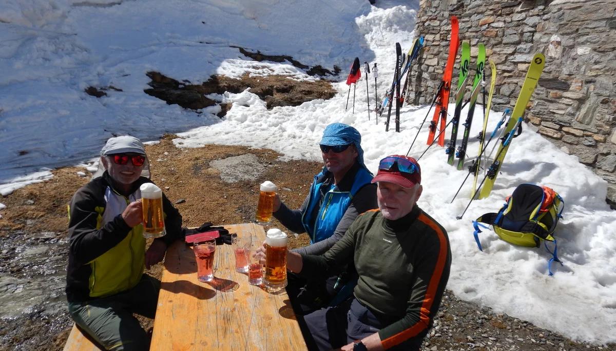 Wohlverdiente Bier bei sommerlichern Temperaturen vor der Neubauhütte | © Max Altmannshofer