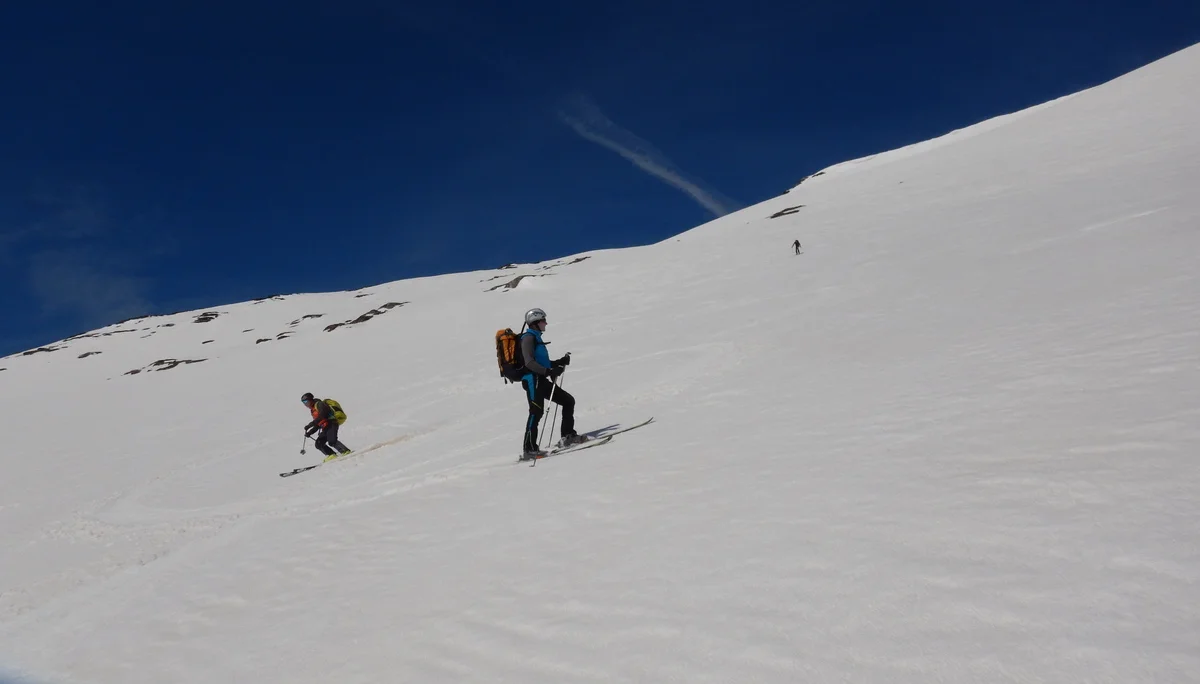 Noch gerade recht, konnten wir bei etwas tieferen Firn die 1600Hm ins Tal schwingen | © Max Altmannshofer
