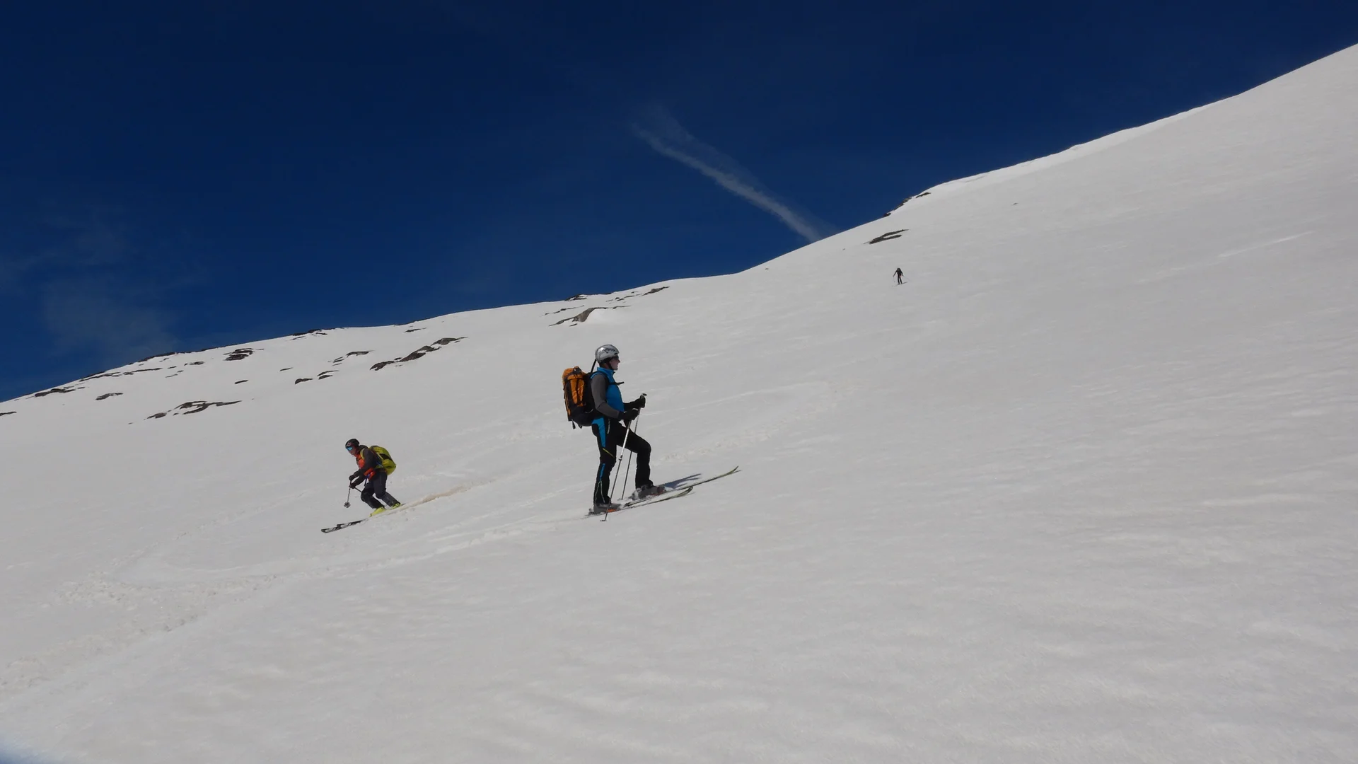 Noch gerade recht, konnten wir bei etwas tieferen Firn die 1600Hm ins Tal schwingen | © Max Altmannshofer