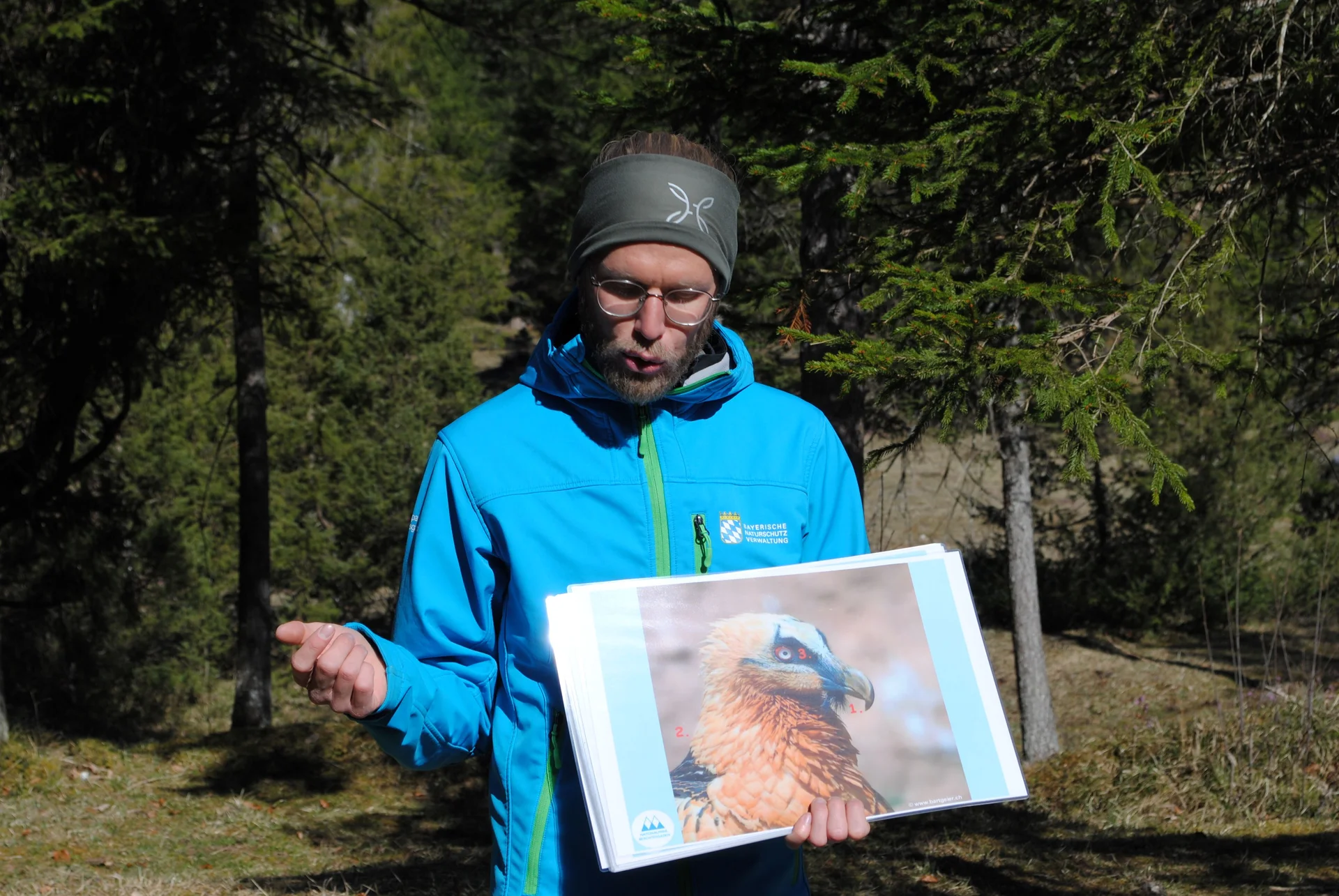 © (DAV Gangkofen) Daniel erläutert das Wiederansiedlungsprojekt für Bartgeier