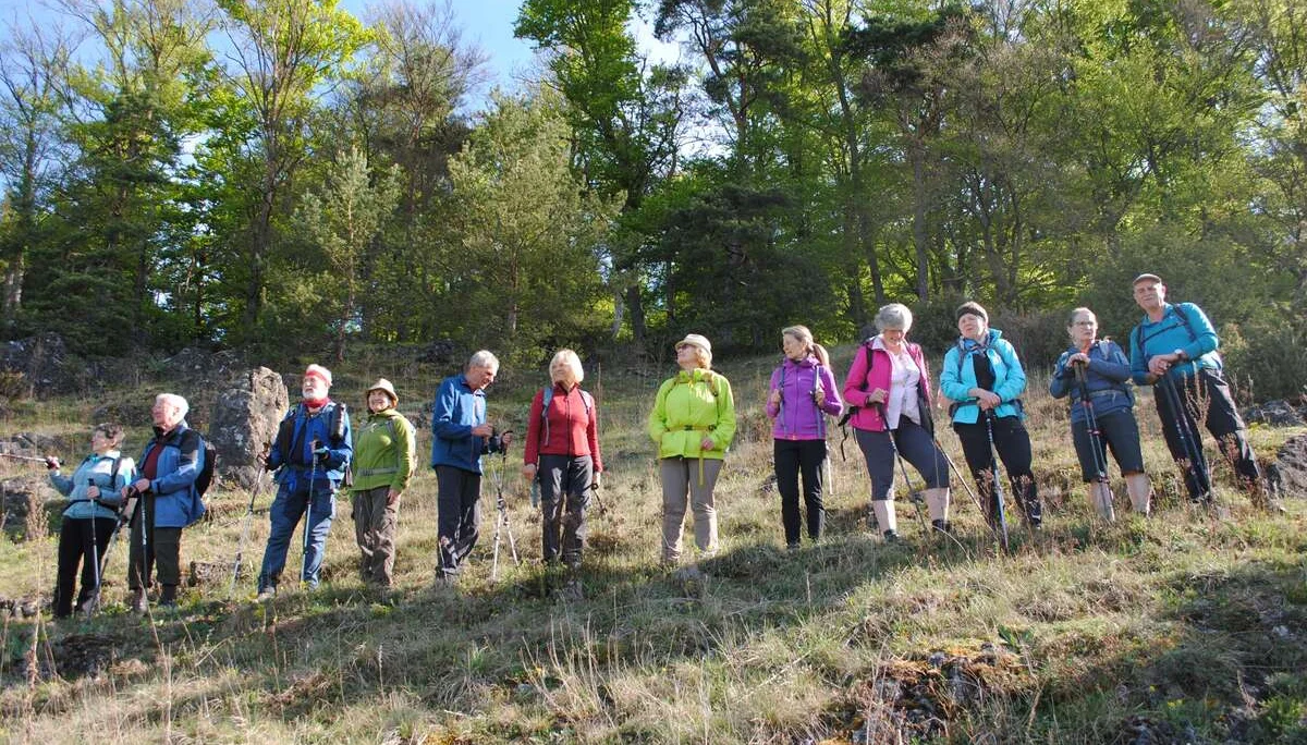 © (DAV Gangkofen) Wandergruppe auf Kalkmagerrasenhang