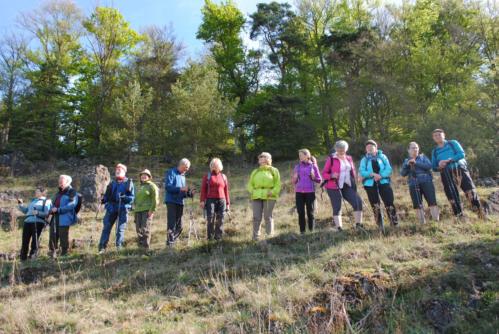 © (DAV Gangkofen) Wandergruppe auf Kalkmagerrasenhang