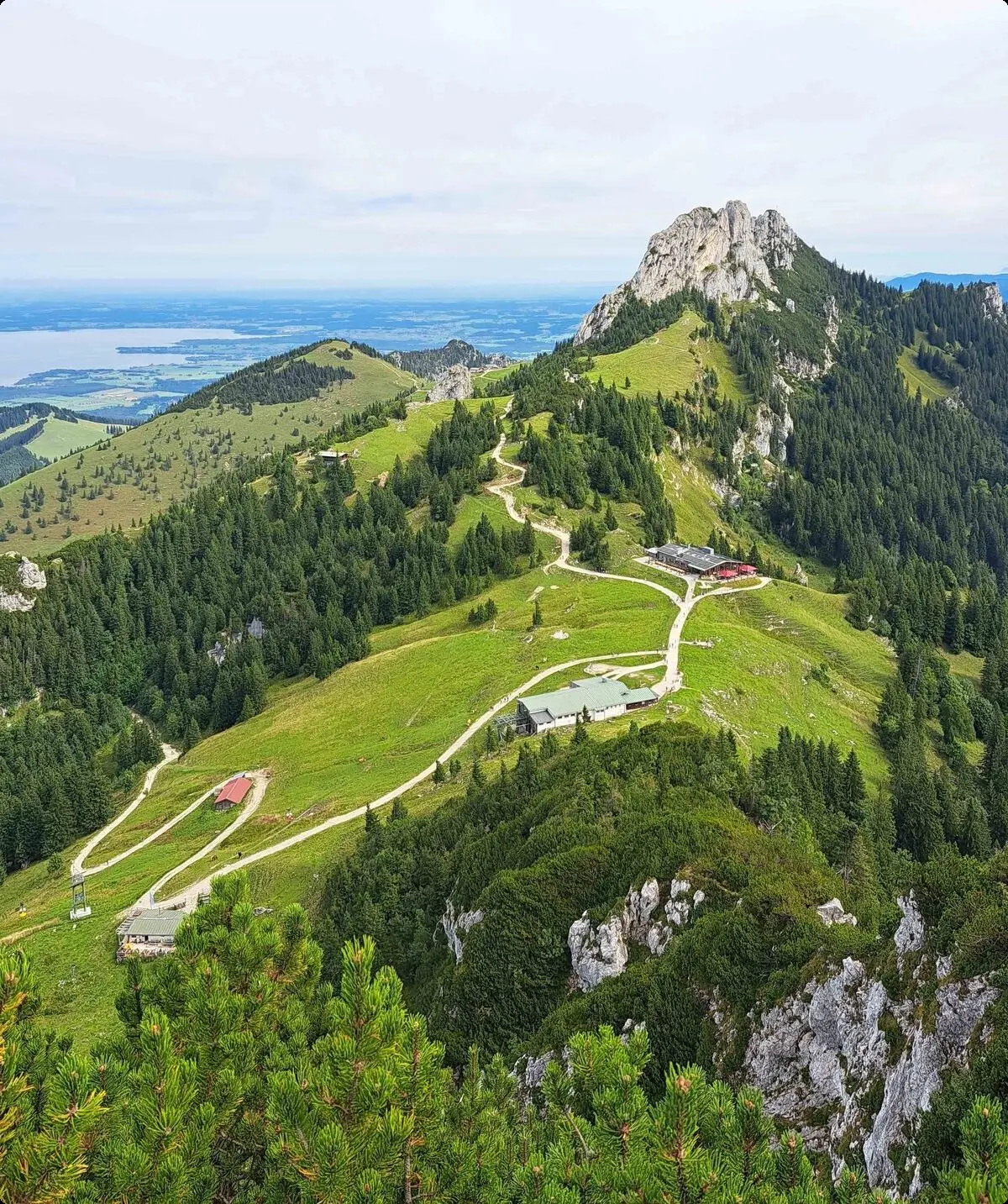 © (DAV Gangkofen) Blick zur Kampenwand, links unten Möslarnalm