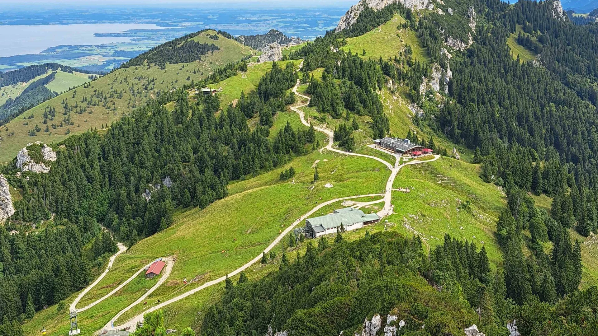 © (DAV Gangkofen) Blick zur Kampenwand, links unten Möslarnalm