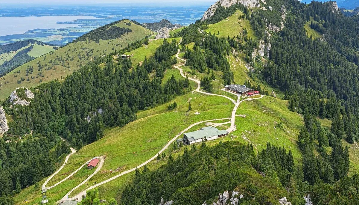 © (DAV Gangkofen) Blick zur Kampenwand, links unten Möslarnalm