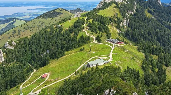 © (DAV Gangkofen) Blick zur Kampenwand, links unten Möslarnalm