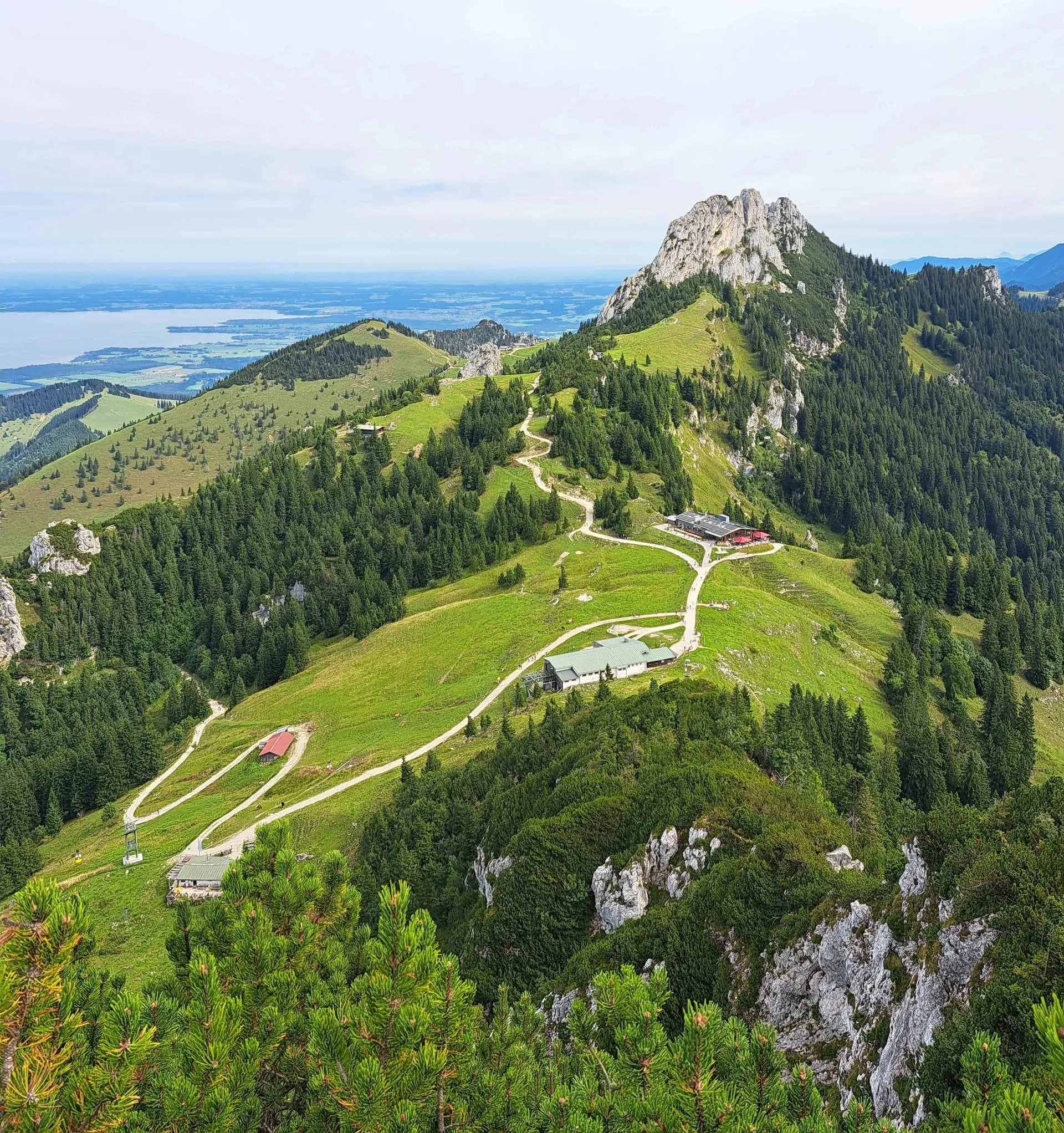 © (DAV Gangkofen) Blick zur Kampenwand, links unten Möslarnalm