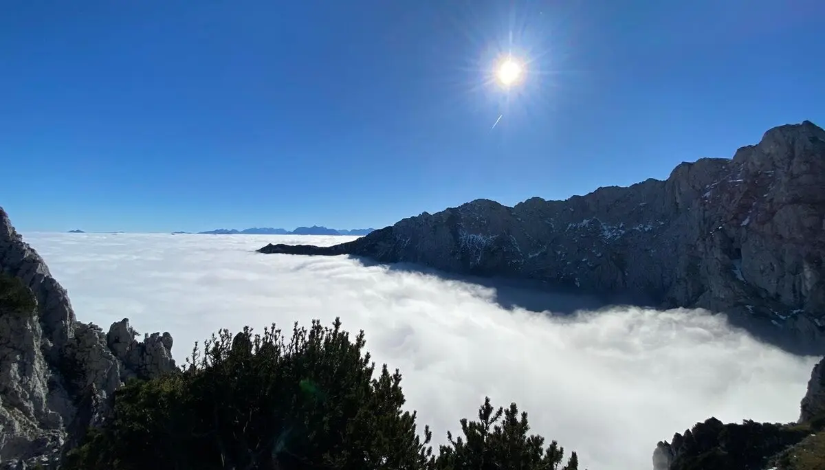BW Überschreitung Zahmer Kaiser via Pyramidenspitze | © DAV Gangkofen\Stefanie Hageneder - Blick in den mit Nebel gefüllten Talkessel