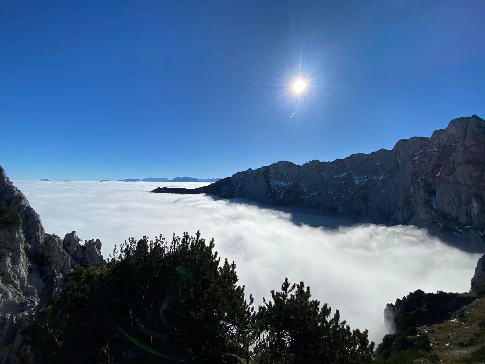BW Überschreitung Zahmer Kaiser via Pyramidenspitze | © DAV Gangkofen\Stefanie Hageneder - Blick in den mit Nebel gefüllten Talkessel