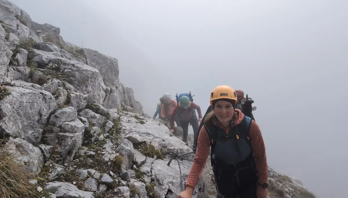 BW Überschreitung Zahmer Kaiser via Pyramidenspitze | © DAV Gangkofen\Martin Götz - Zu Beginn der Felswände mit Helm