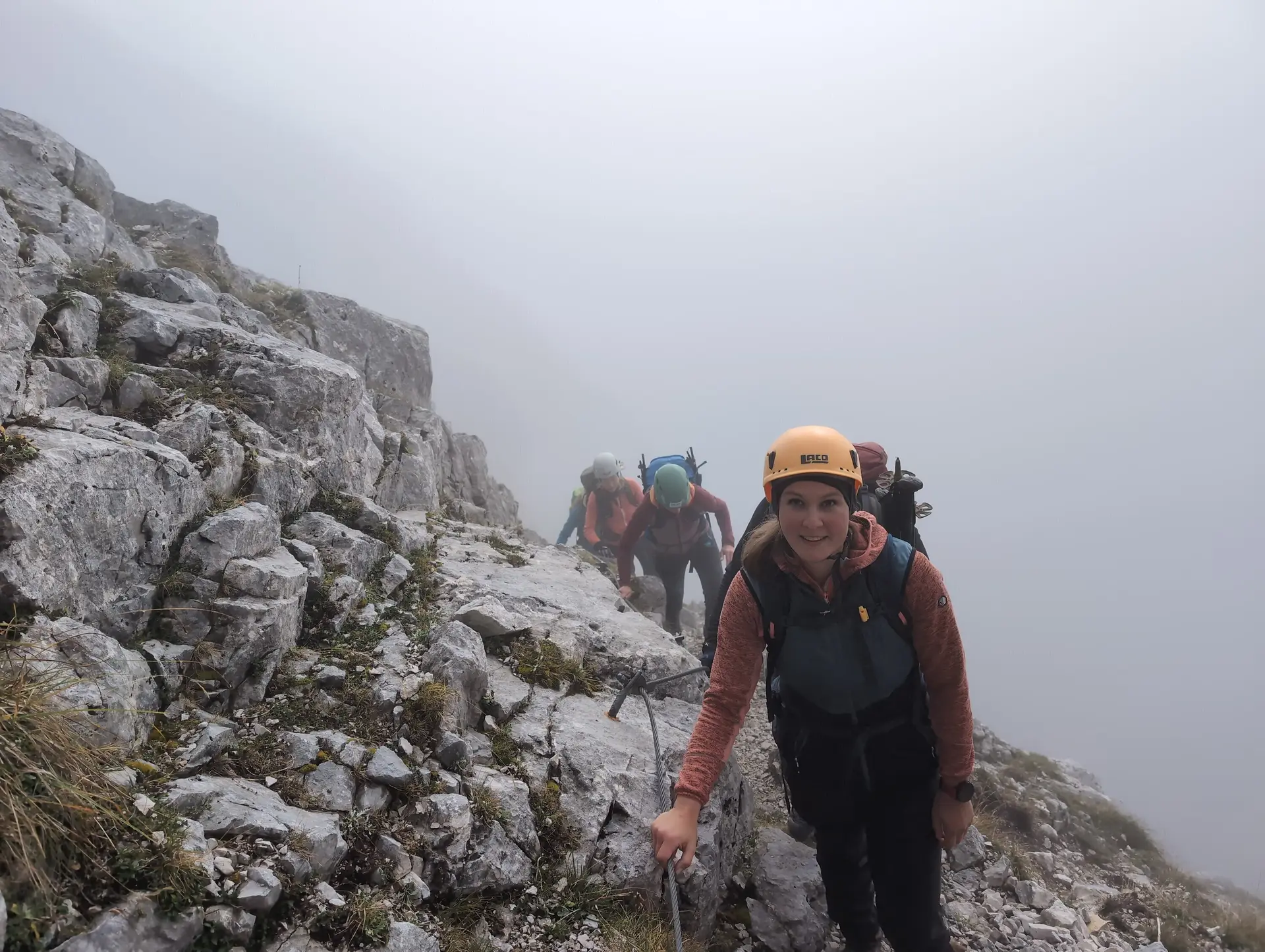 BW Überschreitung Zahmer Kaiser via Pyramidenspitze | © DAV Gangkofen\Martin Götz - Zu Beginn der Felswände mit Helm