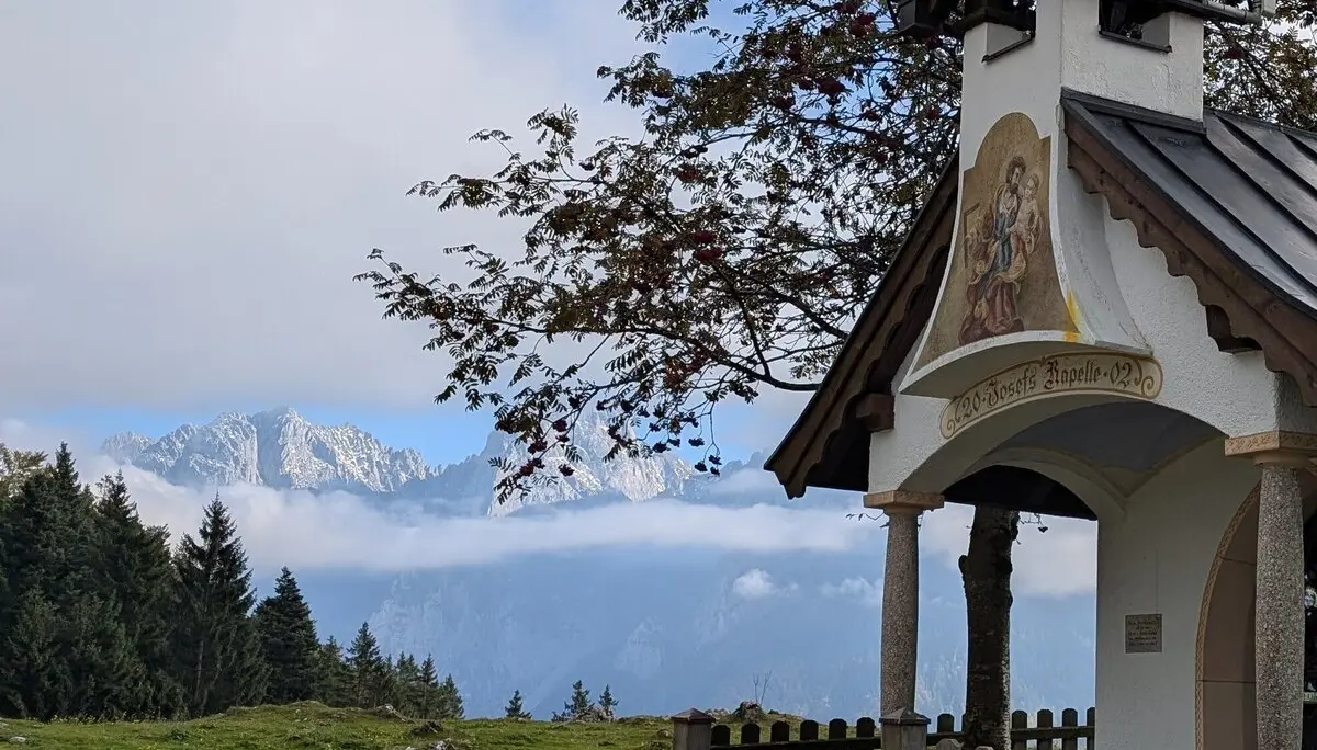BW Überschreitung Zahmer Kaiser via Pyramidenspitze | © DAV Gangkofen\Martin Götz - Blick vorbei an der Kapelle zum Wilden Kaiser