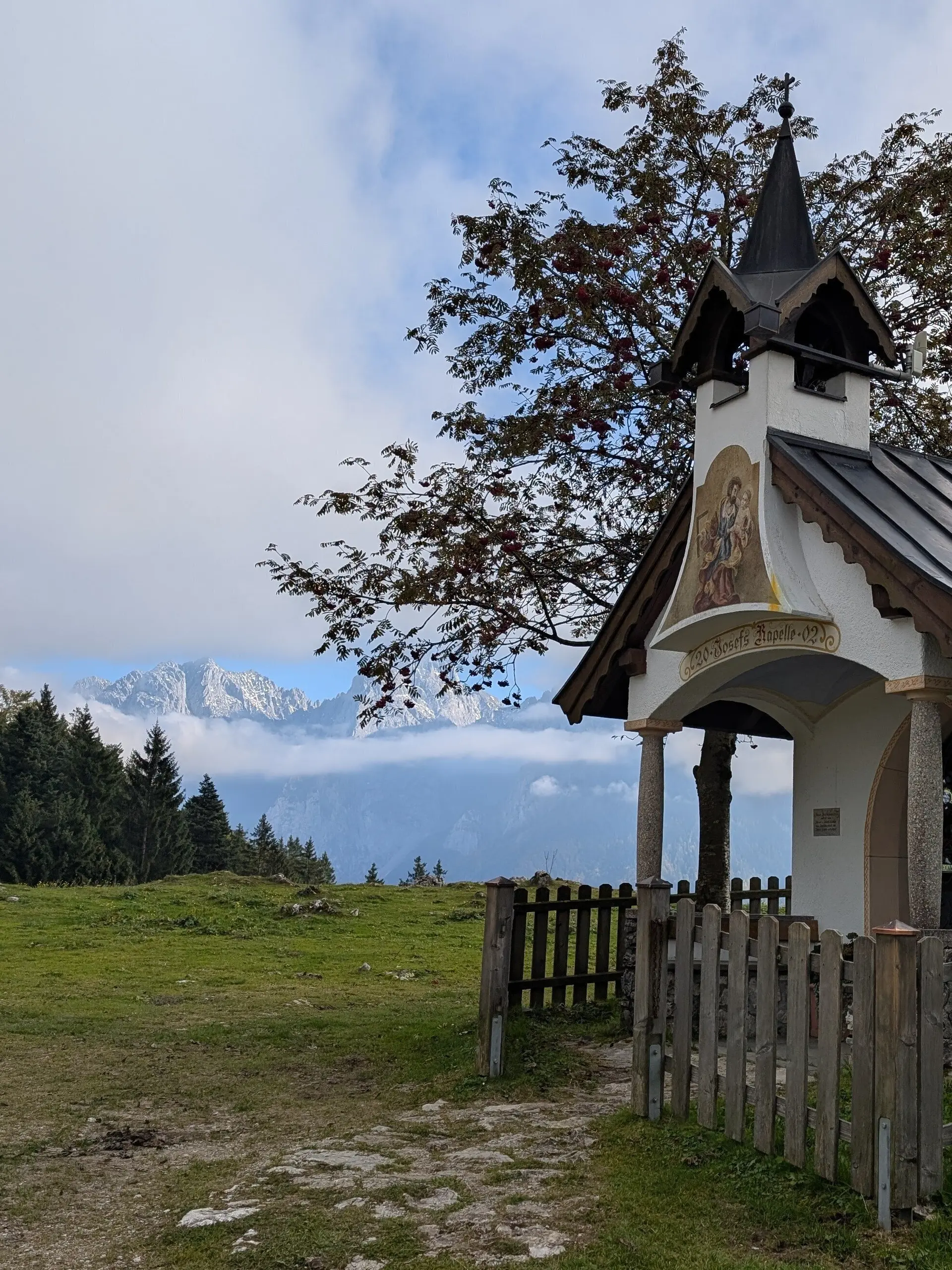 BW Überschreitung Zahmer Kaiser via Pyramidenspitze | © DAV Gangkofen\Martin Götz - Blick vorbei an der Kapelle zum Wilden Kaiser