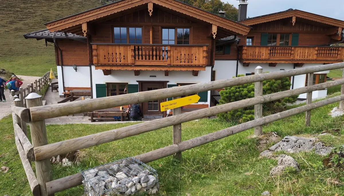 BW Überschreitung Zahmer Kaiser via Pyramidenspitze | © DAV Gangkofen\Martin Götz - Ritzau Alm – Im Vordergrund der Hinweis auf unseren Abstiegsweg