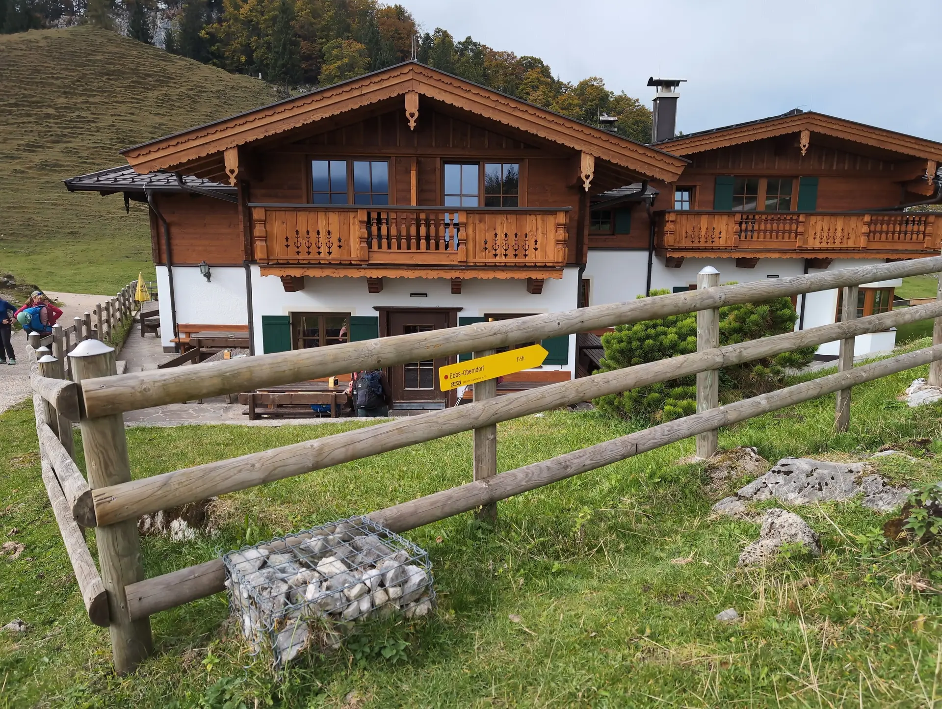 BW Überschreitung Zahmer Kaiser via Pyramidenspitze | © DAV Gangkofen\Martin Götz - Ritzau Alm – Im Vordergrund der Hinweis auf unseren Abstiegsweg